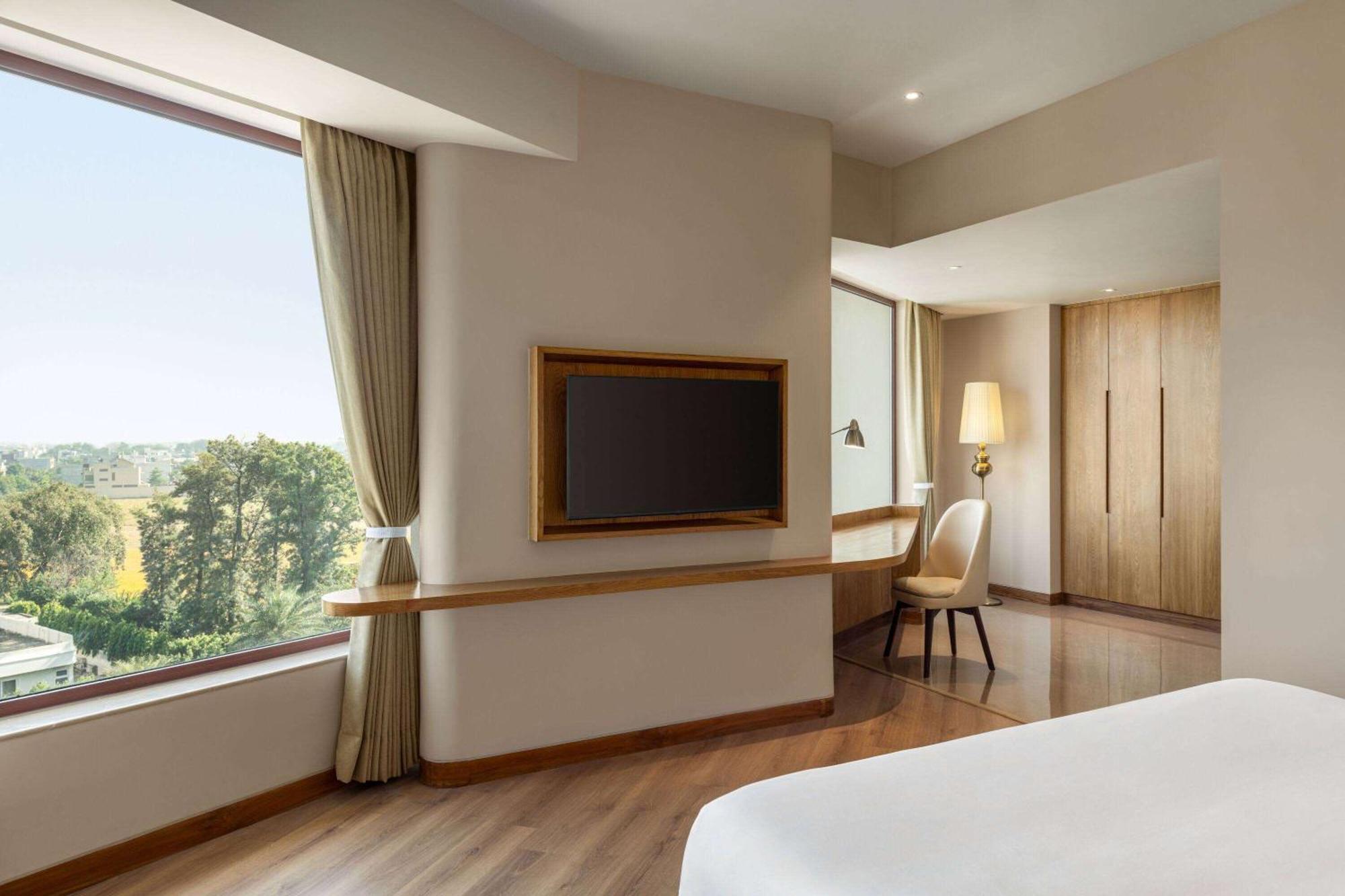 Ramada Encore By Wyndham Amritsar Airport Exterior foto