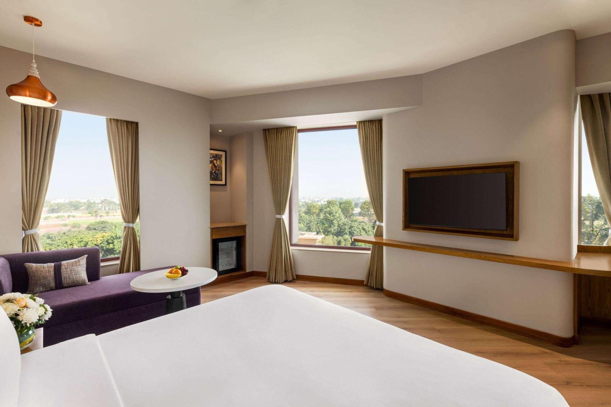 Ramada Encore By Wyndham Amritsar Airport Exterior foto