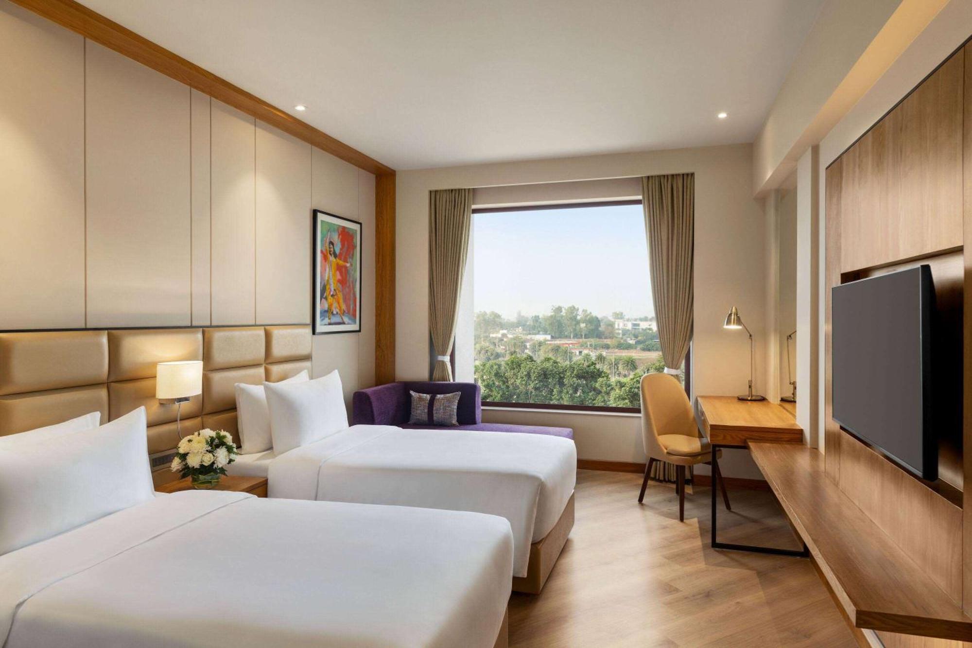 Ramada Encore By Wyndham Amritsar Airport Exterior foto