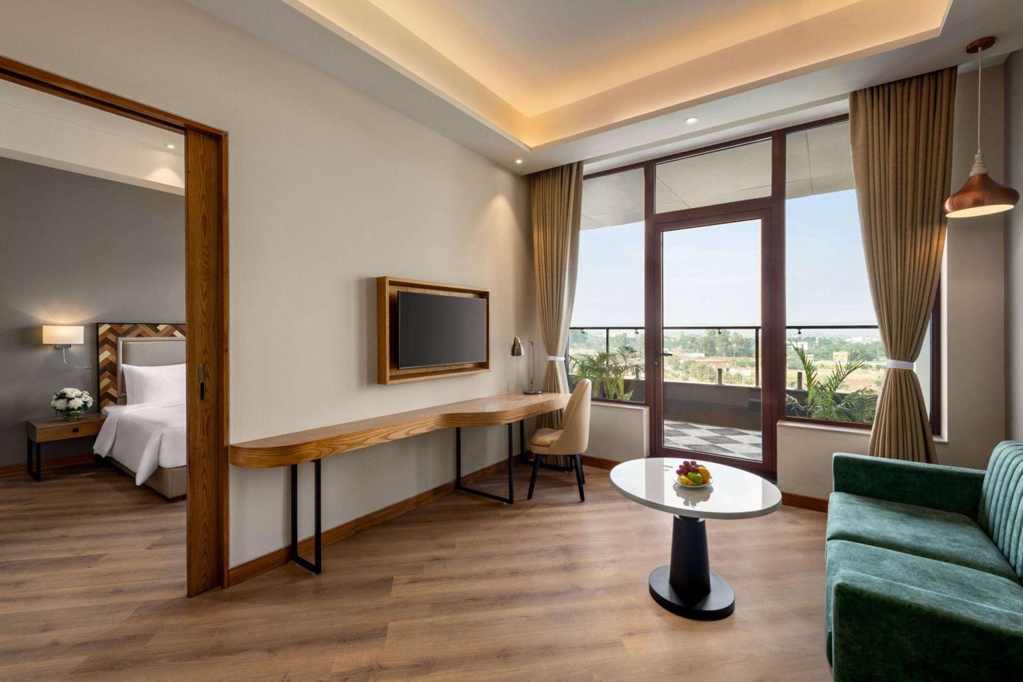 Ramada Encore By Wyndham Amritsar Airport Exterior foto