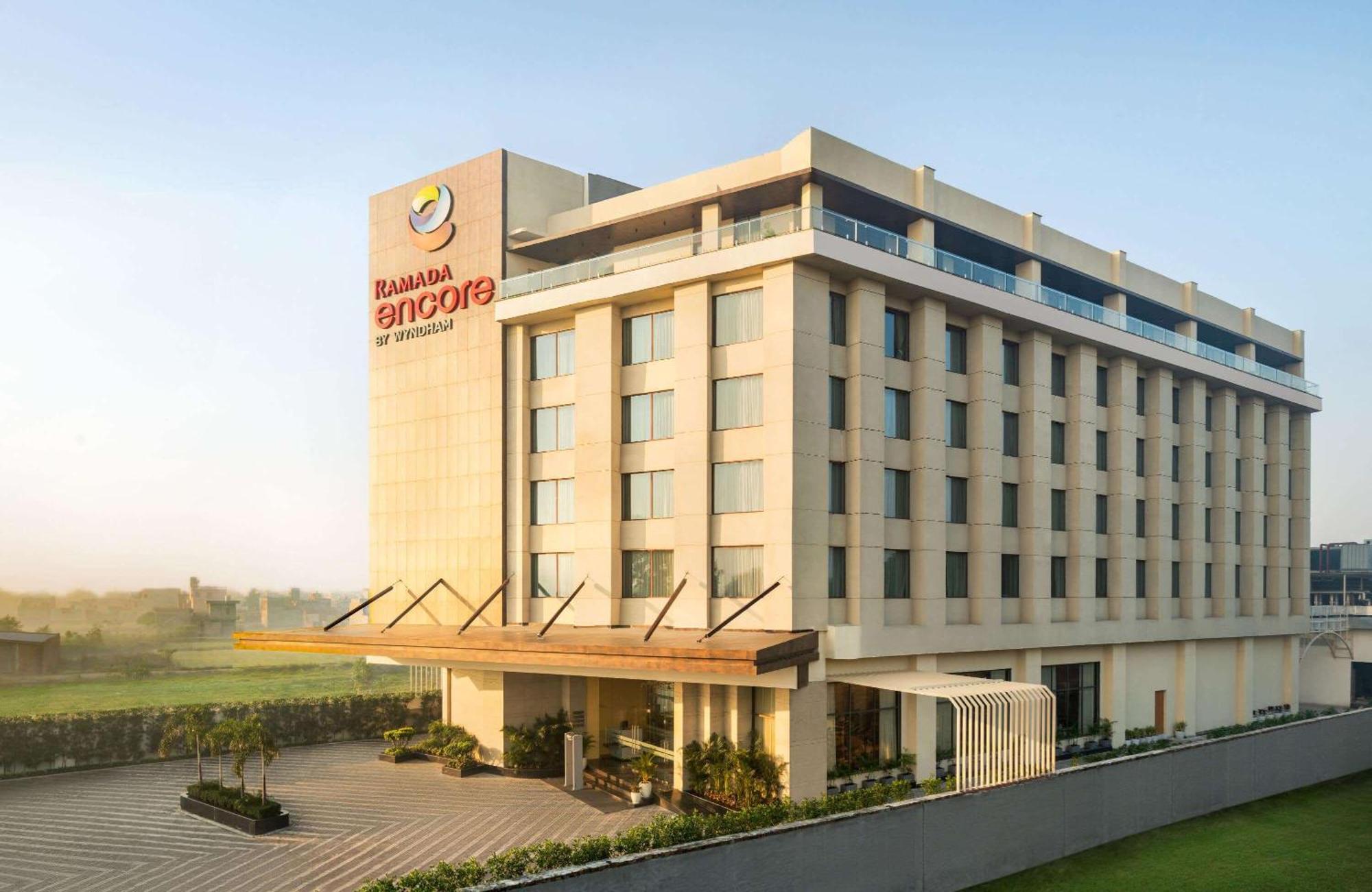 Ramada Encore By Wyndham Amritsar Airport Exterior foto